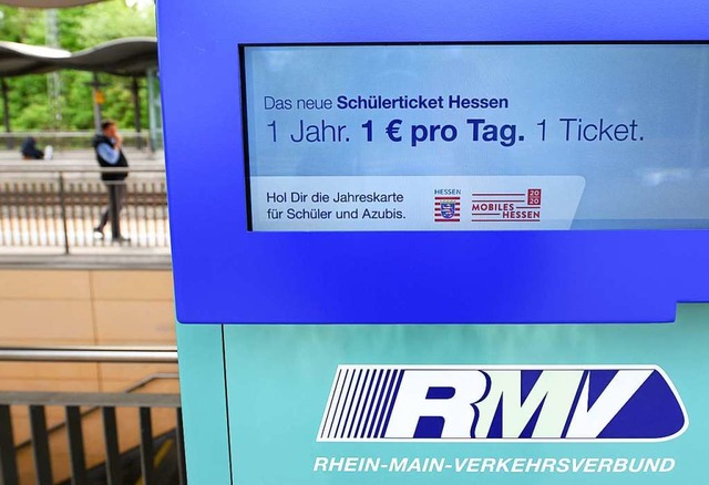 Auf dem Display eines neuen RMV-Fahrka...rsministeriums Ende Mai in der Tasche.  | Foto: Arne Dedert (dpa)