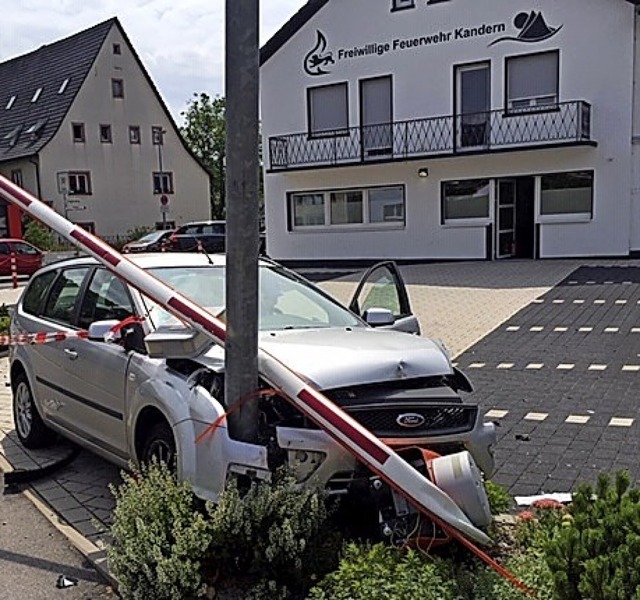 Beim Unfall bei der Feuerwehr Kandern ... Schranke am Alarmstellplatz zerstrt.  | Foto: Gnter Lenke