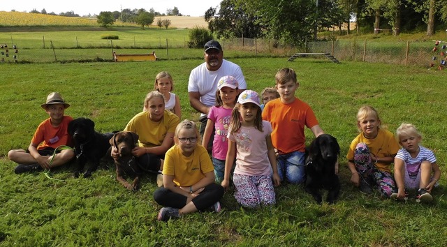 Ausbildungswart Jorge Gil mit den Kindern des Ferienprogramms.  | Foto: Baum