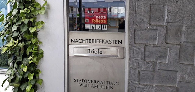 Aufkleber wie der am Weiler Rathaus zeigen an, wo es eine nette Toilette gibt.   | Foto: Elena Borchers