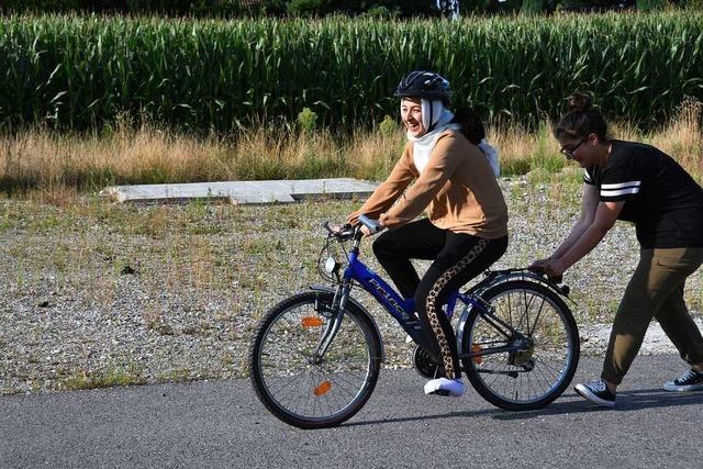 Der Verein Bike Bridge bringt geflchteten Frauen in Gundelfingen Radfahren bei