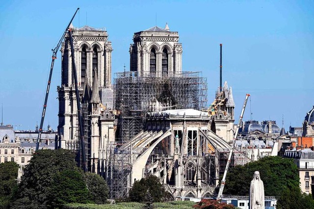 Die Restaurationsarbeiten am der Kathe...elastung zwischenzeitlich eingestellt.  | Foto: BERTRAND GUAY (AFP)