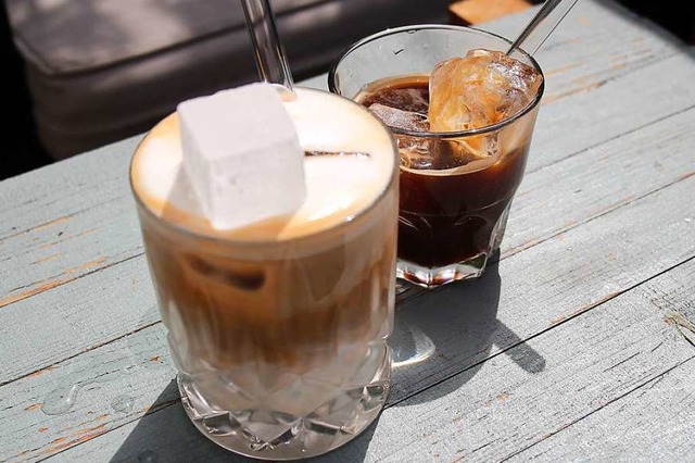 Die Iced Latte (links) und der Caff Freddo aus dem Caf Pow  | Foto: Hannes Selz