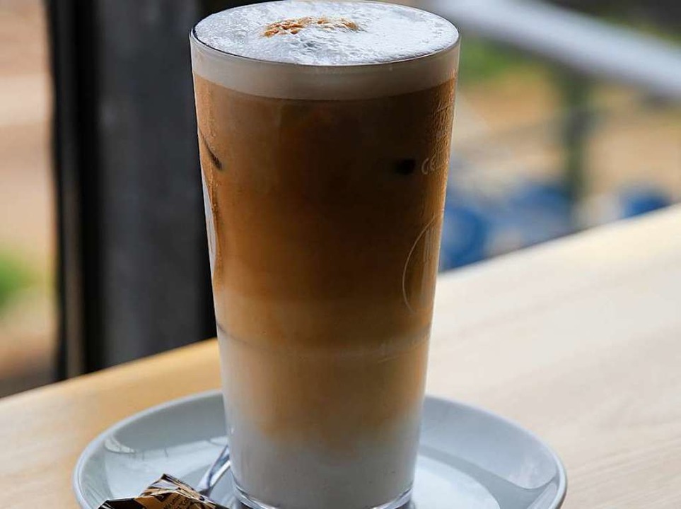 Der Caff Latte aus dem Caf Hermann am Freiburger Hauptbahnhof  | Foto: Hannes Selz