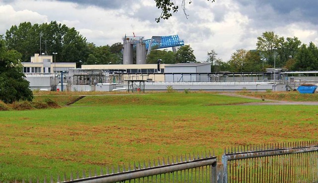 Das BASF-Areal der Kesslergrube zeigt ...ener Hafen auf der anderen Rheinseite.  | Foto: Rolf Reimann