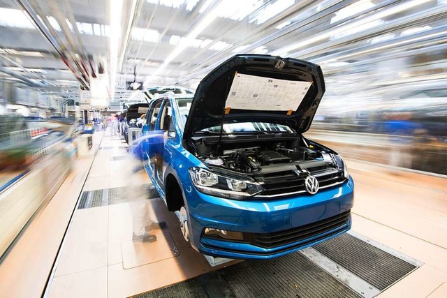 Symbolbild: Ein Touran durchluft die Endmontage im VW-Werk.  | Foto: Julian Stratenschulte