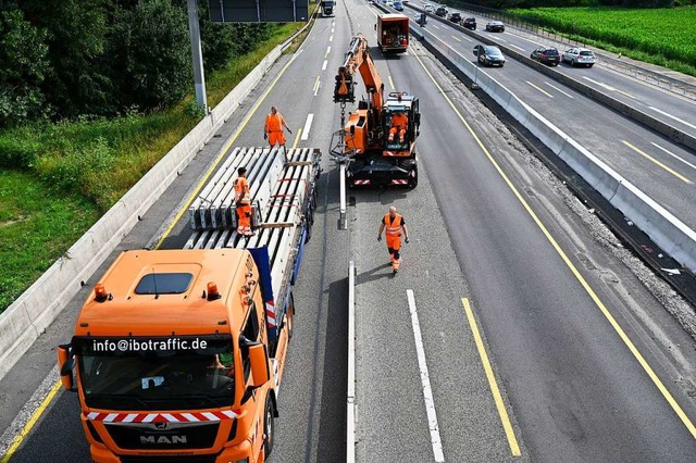 Stck fr Stck bauen Arbeiter bei brtender Hitze die Hilfsleitplanken ab.  | Foto: Wolfram Khli