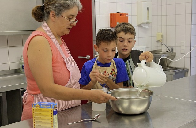 Sabine Engler bereitet mit zwei  Jungs Couscous-Salat zu.   | Foto: Christiane Franz