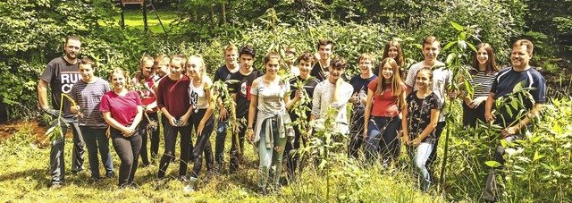 Schler und Lehrer der Schlchttal-Sch...schten Indischen Springkraut zu Leibe.  | Foto: Wilfried Dieckmann