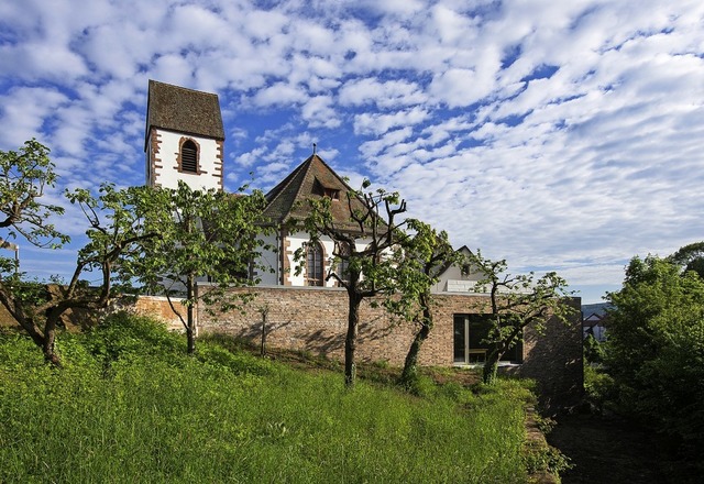 Die Brombacher Germanuskirche thront ... den Osthang unter der Kirche gebaut.   | Foto: Olaf Herzog