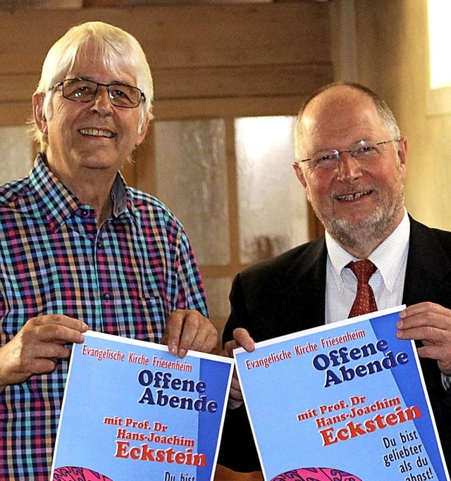 Peter Zimmermann (links) und Pfarrer R...s freuen sich auf die offenen Abende.   | Foto: Reiner Beschorner
