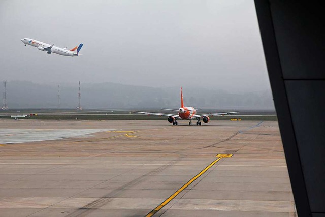 Ein Flugzeug hebt am Euroairport ab.  | Foto: Dora Schls