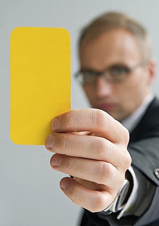 Gelbe Karte vom Anwalt? Journalisten l... einer Studie zufolge nicht schrecken.  | Foto: Deutsche Presse-Agentur