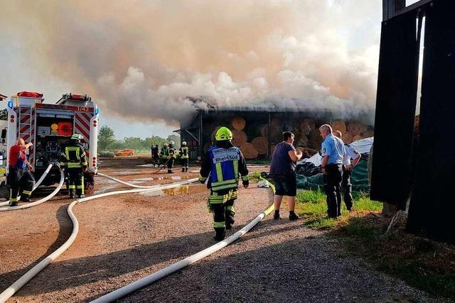 In Ottenheim vernichtet ein Brand 500 Ballen Heu und Stroh