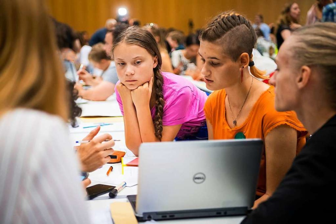 Greta Thunberg trifft andere jungen Ak...ipfel an der Universitt von Lausanne.  | Foto: Jean-Christophe Bott (dpa)