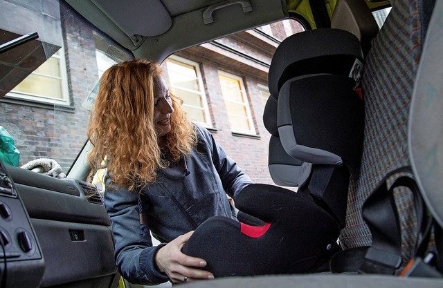 Einen passenden Kindersitz zu finden, ...nd eine Probemontage im eigenen Auto.   | Foto: Christin Klose (dpa)