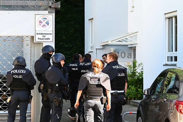 Mehrere Beamte umstellten am Donnerstag den Huserkomplex.  | Foto: Jonas Hirt