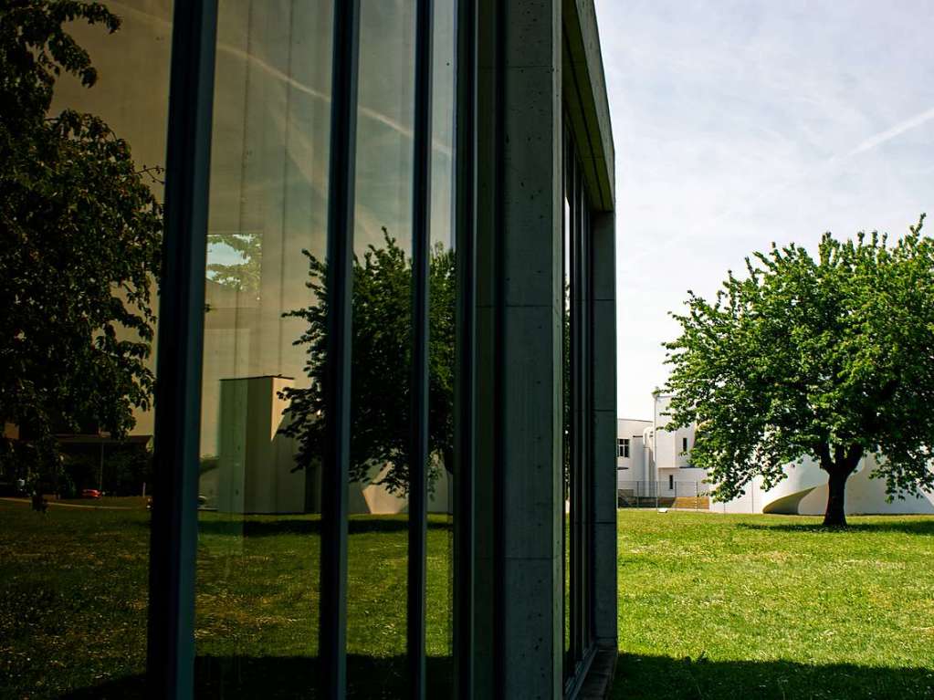 Bume und Vitra-Museum spiegeln sich in den Scheiben eines Vitra-Gebudes.