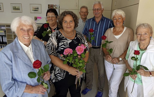 Mit Rosen bedankten sich Kulturreferen...rie Thal und Edith Mller (von links)   | Foto: Roswitha Frey