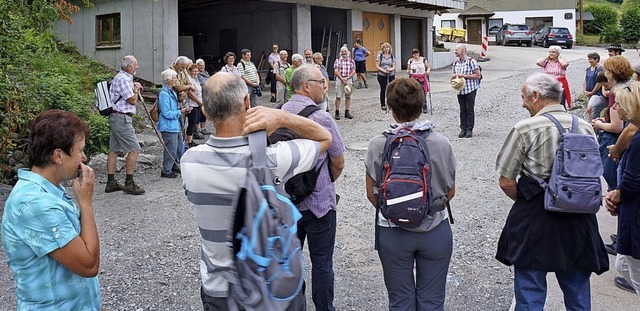 Pfarrer Stahlberger mit der Gemeinde an der dritten und letzten Station  | Foto: Hans-Jrgen Sackmann