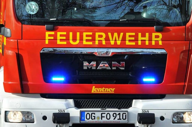 Die Feuerwehr war nach einem Brandalar...rzeugen und 20 Einsatzkrften vor Ort.  | Foto: Helmut Seller