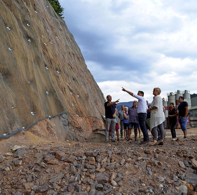 Vor der gesicherten Wand neben dem kn...a Heitzler von der Bauleitung (v.l.).   | Foto: Nikolaus Bayer