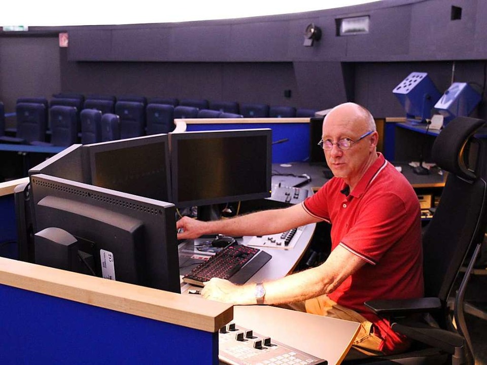Thomas Presper, Leiter des Freiburger Planetariums, im Interview.  | Foto: Katharina Federl