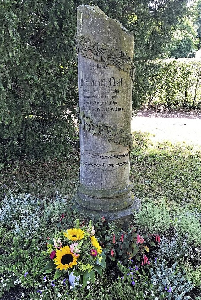 Das Grabmal Friedrich Neffs auf dem R...meinde mit Blumen geschmckt worden.    | Foto: Horst Donner