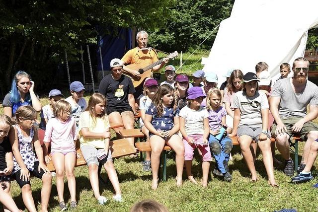 Die Dorfkinder gehen nach Hause