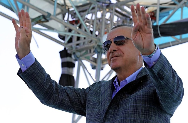 In Siegerpose: der trkische Prsident Erdogan   | Foto: Uncredited