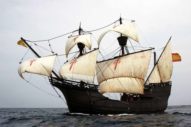 Eine Nachbildung der &#8222;Nau Victor...ersten Schiff, das die Welt umrundete.  | Foto: -- (dpa)