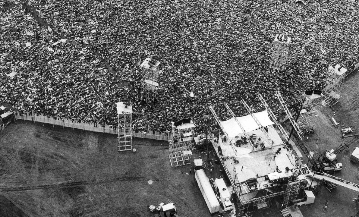 Es wurden immer mehr: Blick von oben a...2;Woodstock&#8220;-Gelände bei Bethel.  | Foto: Marty Lederhandler (dpa)