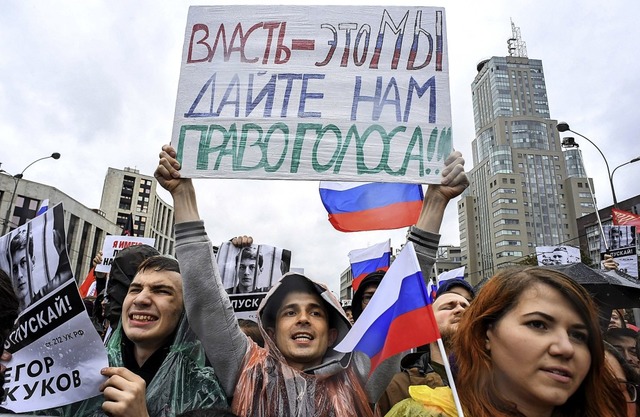 &#8222;Die Macht &#8211; das sind wir&...timme&#8220;, stand auf den Plakaten.   | Foto: YURI KADOBNOV (AFP)