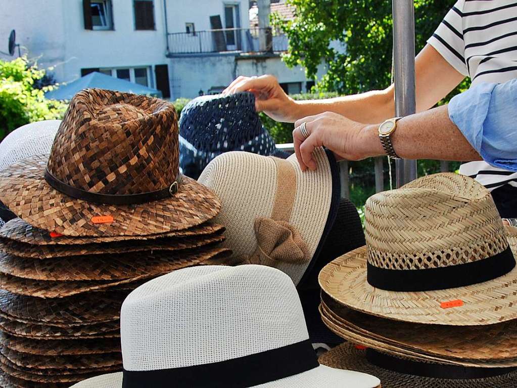 Traumhaftes Wetter und ein reichhaltiges Angebot luden zum Schlendern, Bummeln und sich gemtlich Unterhalten auf den traditionellen Markt in Ehrenstetten.