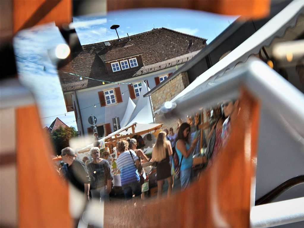 Traumhaftes Wetter und ein reichhaltiges Angebot luden zum Schlendern, Bummeln und sich gemtlich Unterhalten auf den traditionellen Markt in Ehrenstetten.