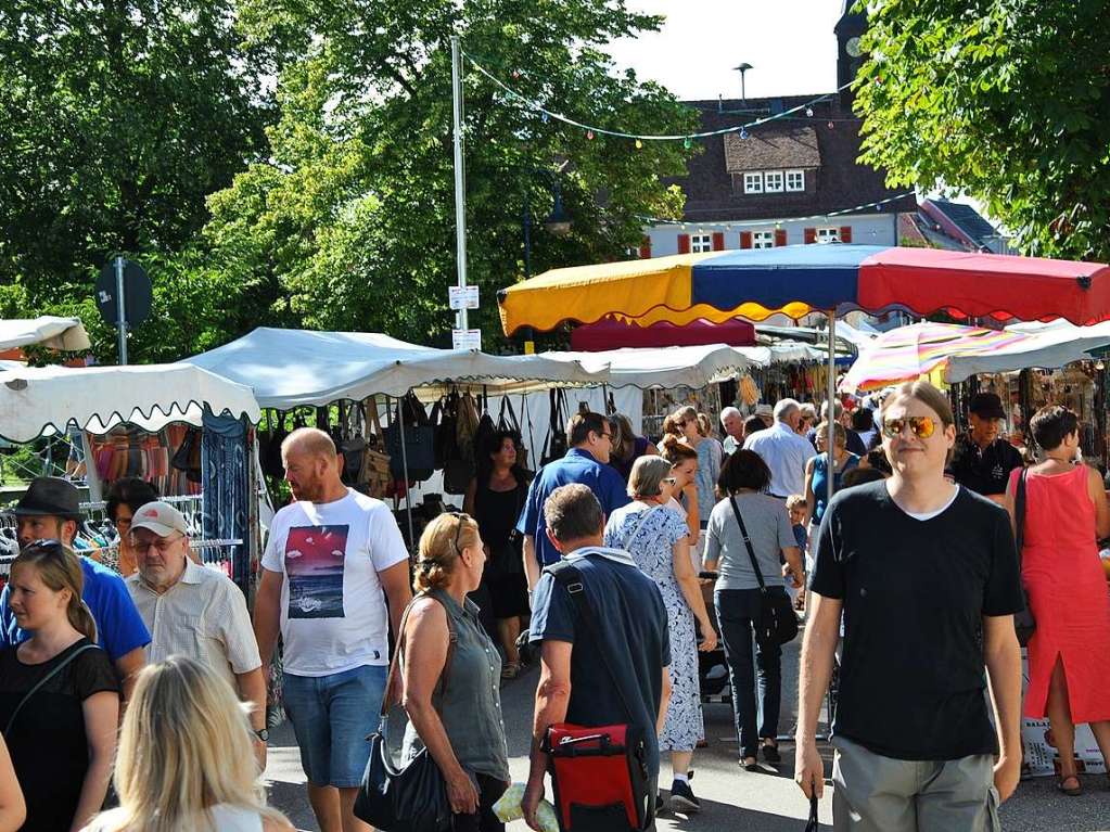 Traumhaftes Wetter und ein reichhaltiges Angebot luden zum Schlendern, Bummeln und sich gemtlich Unterhalten auf den traditionellen Markt in Ehrenstetten.