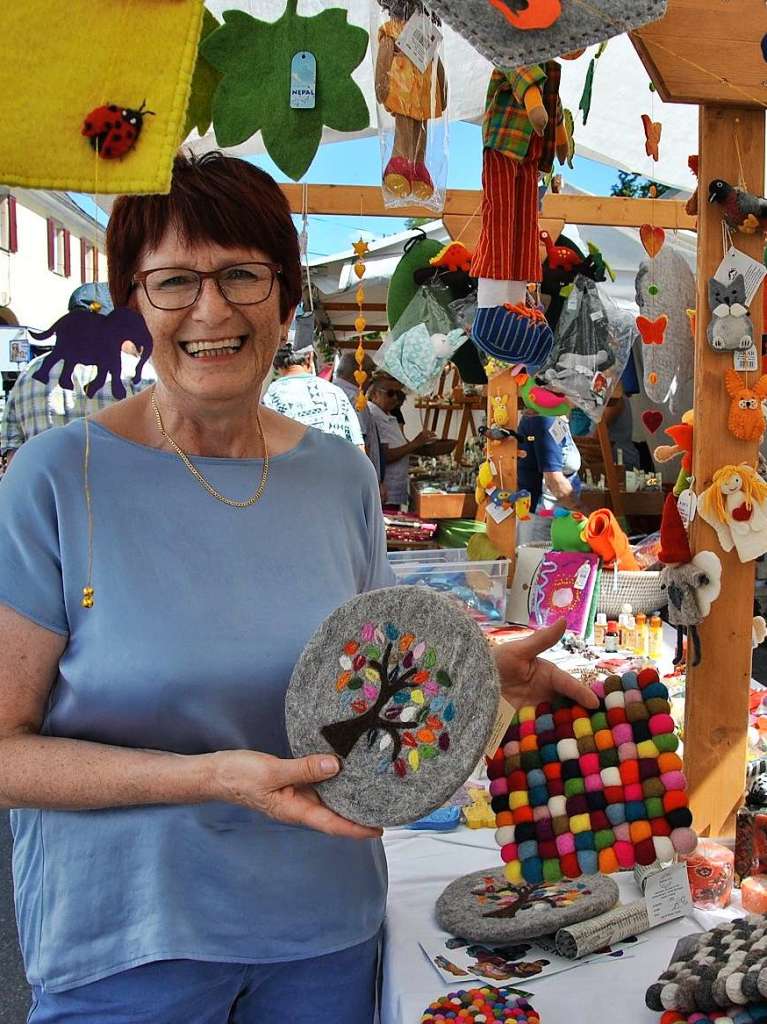 Traumhaftes Wetter und ein reichhaltiges Angebot luden zum Schlendern, Bummeln und sich gemtlich Unterhalten auf den traditionellen Markt in Ehrenstetten.