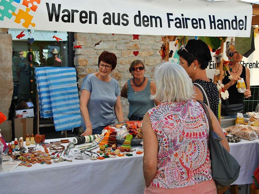 Traumhaftes Wetter und ein reichhaltiges Angebot luden zum Schlendern, Bummeln und sich gemtlich Unterhalten auf den traditionellen Markt in Ehrenstetten.