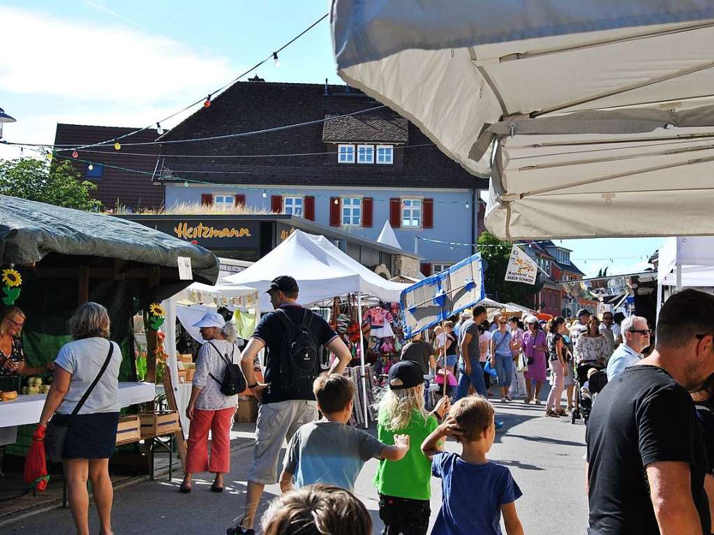 Traumhaftes Wetter und ein reichhaltiges Angebot luden zum Schlendern, Bummeln und sich gemtlich Unterhalten auf den traditionellen Markt in Ehrenstetten.