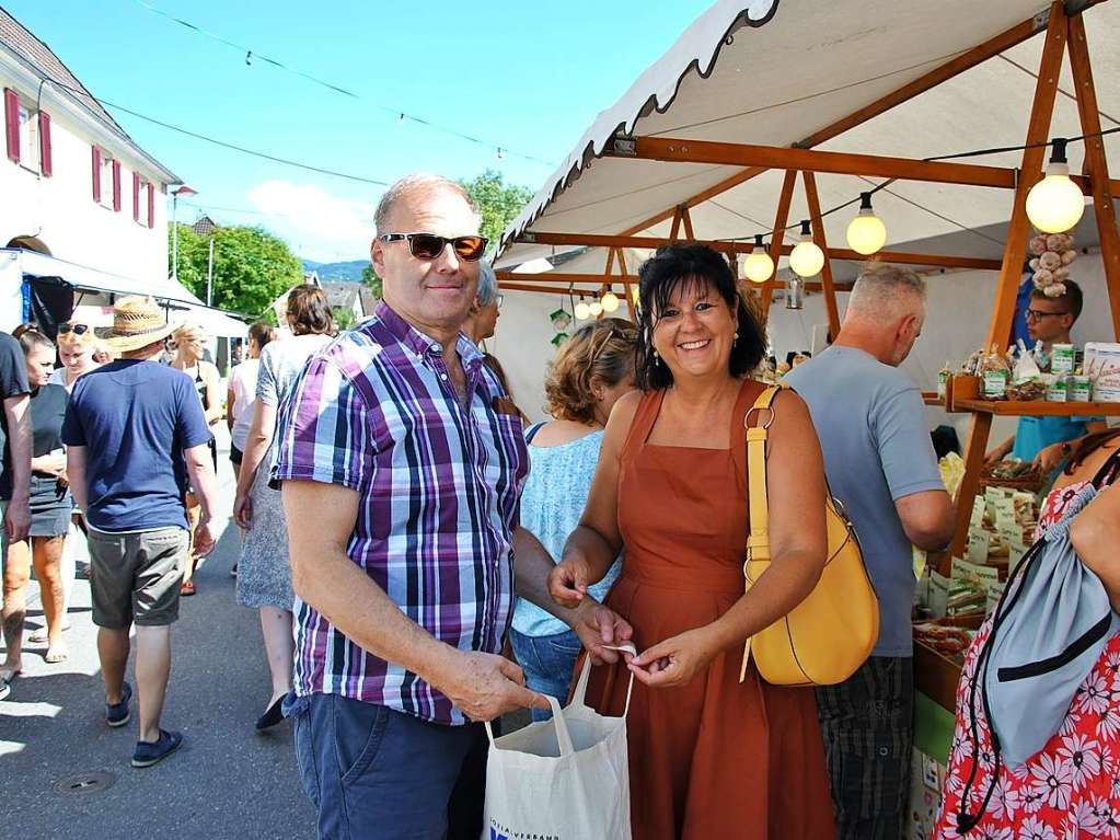 Traumhaftes Wetter und ein reichhaltiges Angebot luden zum Schlendern, Bummeln und sich gemtlich Unterhalten auf den traditionellen Markt in Ehrenstetten.