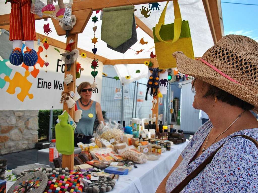 Traumhaftes Wetter und ein reichhaltiges Angebot luden zum Schlendern, Bummeln und sich gemtlich Unterhalten auf den traditionellen Markt in Ehrenstetten.