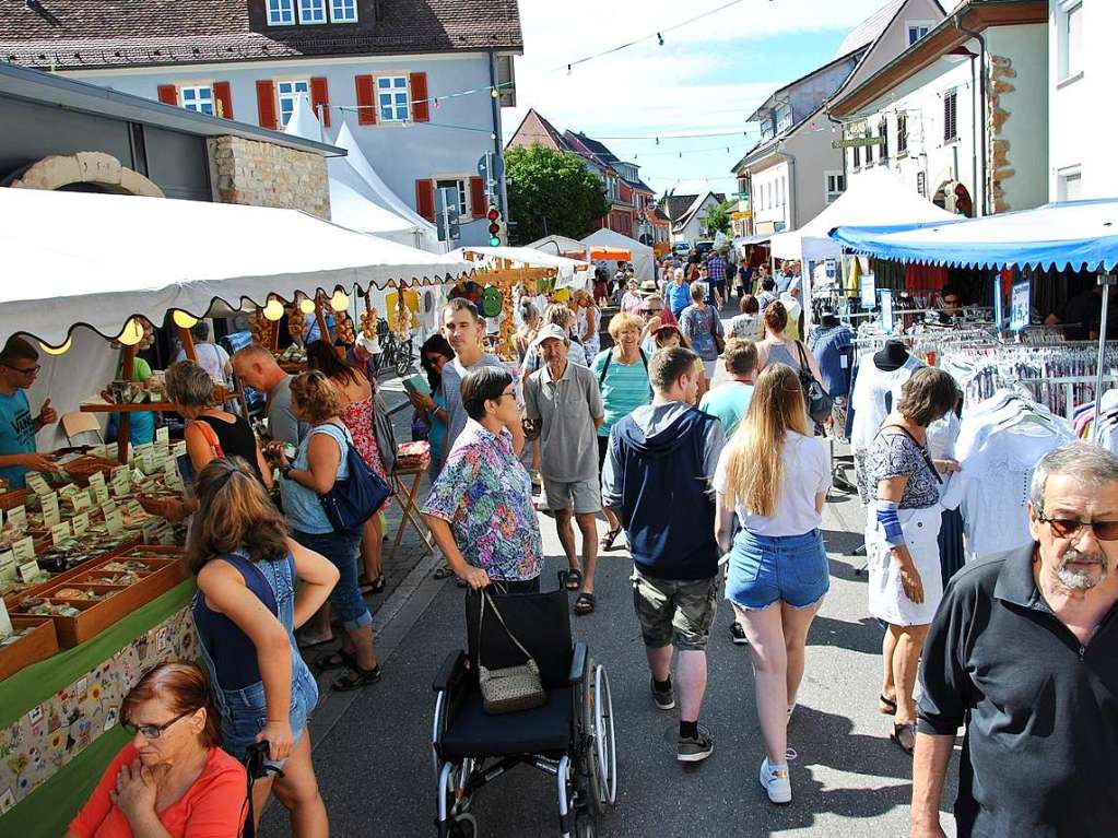 Traumhaftes Wetter und ein reichhaltiges Angebot luden zum Schlendern, Bummeln und sich gemtlich Unterhalten auf den traditionellen Markt in Ehrenstetten.