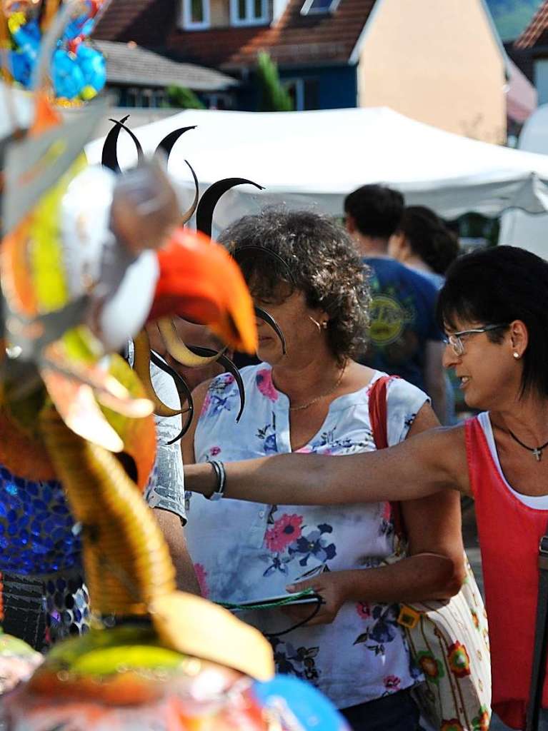 Traumhaftes Wetter und ein reichhaltiges Angebot luden zum Schlendern, Bummeln und sich gemtlich Unterhalten auf den traditionellen Markt in Ehrenstetten.