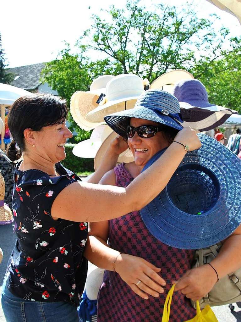 Traumhaftes Wetter und ein reichhaltiges Angebot luden zum Schlendern, Bummeln und sich gemtlich Unterhalten auf den traditionellen Markt in Ehrenstetten.