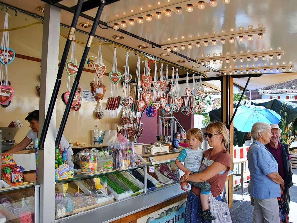 Traumhaftes Wetter und ein reichhaltiges Angebot luden zum Schlendern, Bummeln und sich gemtlich Unterhalten auf den traditionellen Markt in Ehrenstetten.