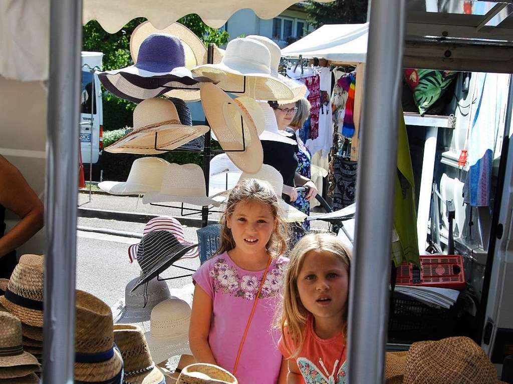 Traumhaftes Wetter und ein reichhaltiges Angebot luden zum Schlendern, Bummeln und sich gemtlich Unterhalten auf den traditionellen Markt in Ehrenstetten.