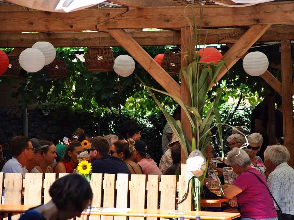 Traumhaftes Wetter und ein reichhaltiges Angebot luden zum Schlendern, Bummeln und sich gemtlich Unterhalten auf den traditionellen Markt in Ehrenstetten.