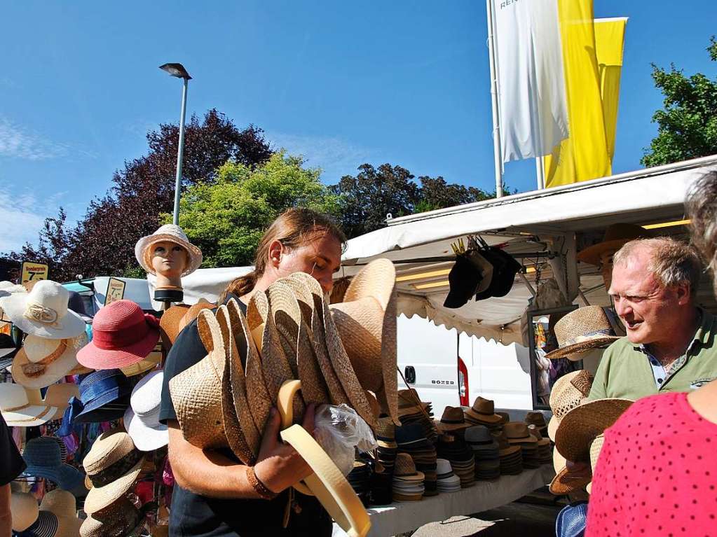 Traumhaftes Wetter und ein reichhaltiges Angebot luden zum Schlendern, Bummeln und sich gemtlich Unterhalten auf den traditionellen Markt in Ehrenstetten.