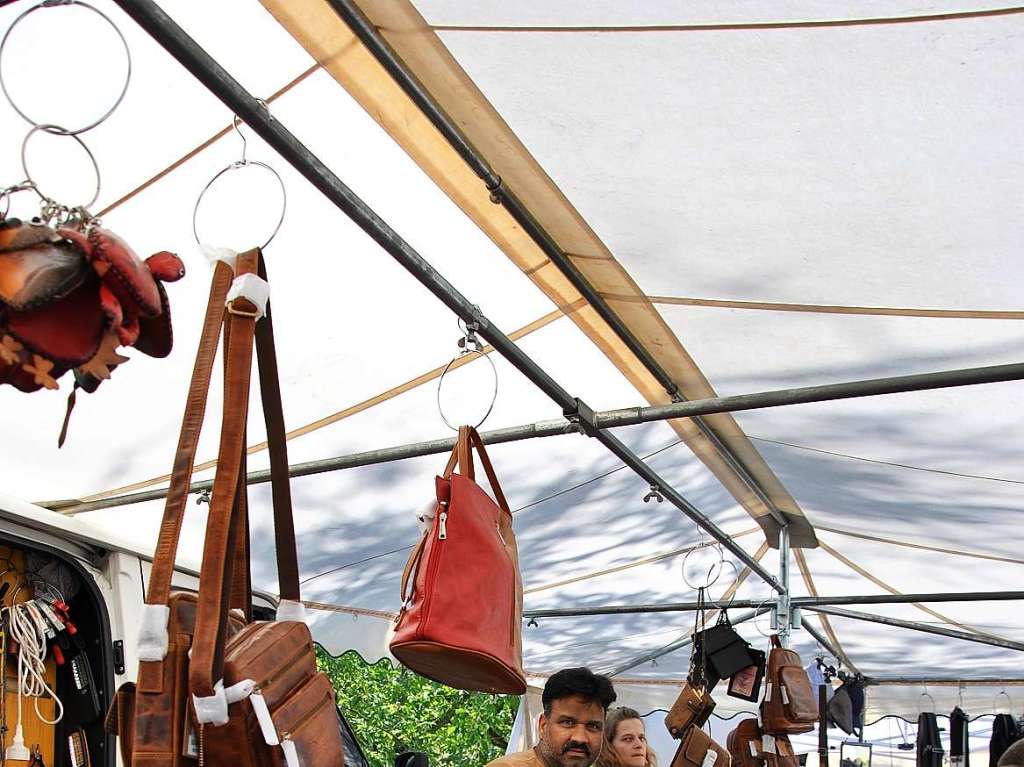 Traumhaftes Wetter und ein reichhaltiges Angebot luden zum Schlendern, Bummeln und sich gemtlich Unterhalten auf den traditionellen Markt in Ehrenstetten.