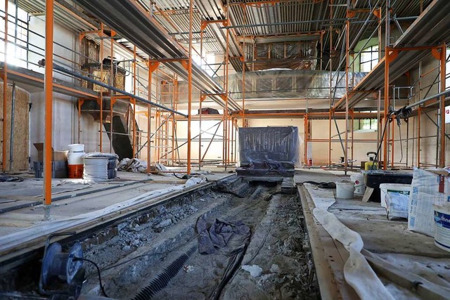 Der Innenraum der Kirche sieht derzeit wie eine groe Baustelle aus.  | Foto: Christoph Breithaupt